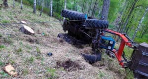 Трактор не справился с подъемом в гору и опрокинулся, водитель госпитализирован Трактор не справился с подъемом в гору и опрокинулся, водитель госпитализирован
