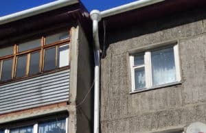 В доме по улице Березовой некачественно отремонтировали крышу В доме по улице Березовой некачественно отремонтировали крышу