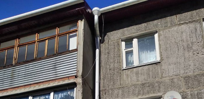 В доме по улице Березовой некачественно отремонтировали крышу