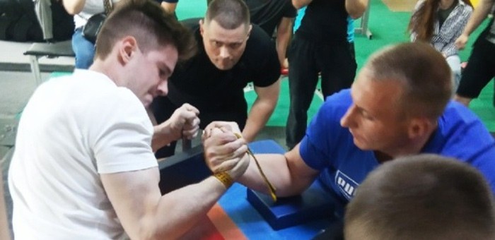 Спортсмены из Республики Алтай успешно выступили на соревнованиях по армрестлингу в Барнауле