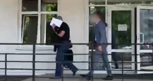 Бывшего начальника миграционной службы обвинили в получении взяток и отправили под домашний арест