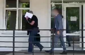 Бывшего начальника миграционной службы обвинили в получении взяток и отправили под домашний арест