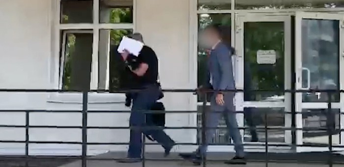 Бывшего начальника миграционной службы обвинили в получении взяток и отправили под домашний арест