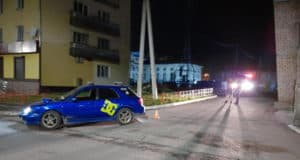 Автомобиль, двигаясь задним ходом, наехал на 18-летнюю горожанку в Горно-Алтайске Автомобиль, двигаясь задним ходом, наехал на 18-летнюю горожанку в Горно-Алтайске