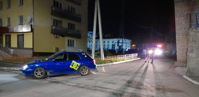 Автомобиль, двигаясь задним ходом, наехал на 18-летнюю горожанку в Горно-Алтайске