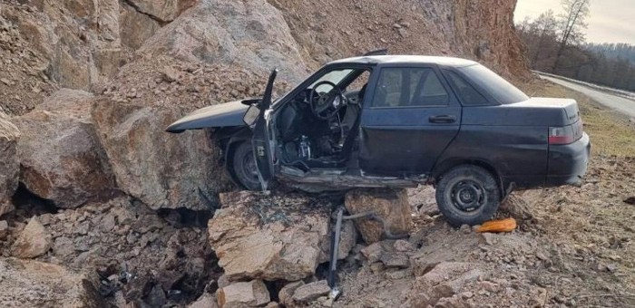 Молодые люди попали в больницу после жесткого ДТП в Усть-Коксинском районе