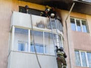 В Горно-Алтайске потушили пожар на балконе в трехэтажном доме