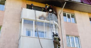 В Горно-Алтайске потушили пожар на балконе в трехэтажном доме