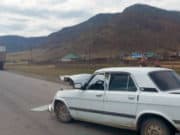 «Волга» врезалась в бетонное ограждение, а потом в грузовик