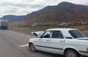 «Волга» врезалась в бетонное ограждение, а потом в грузовик