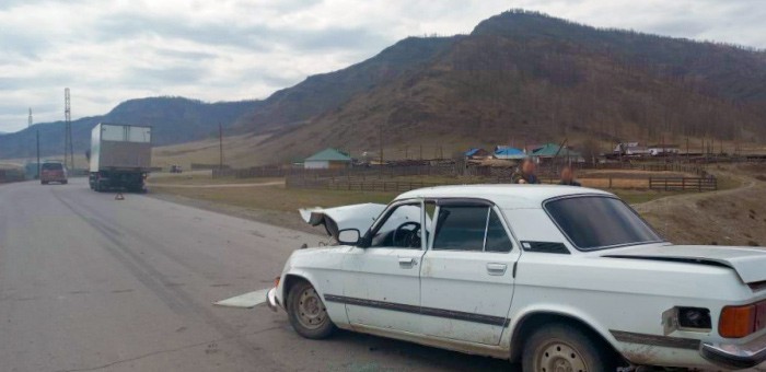 «Волга» врезалась в бетонное ограждение, а потом в грузовик