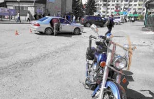 В районе автовокзала нетрезвый мотоциклист врезался в припаркованный автомобиль