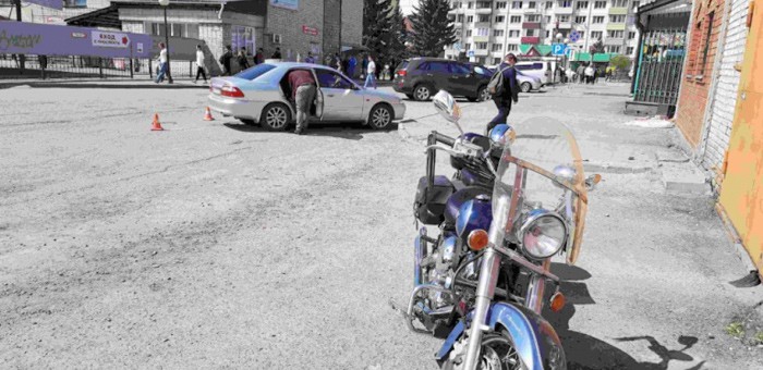 В районе автовокзала нетрезвый мотоциклист врезался в припаркованный автомобиль