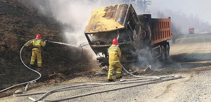 Загоревшийся на перевале Кукуя грузовик спровоцировал лесной пожар