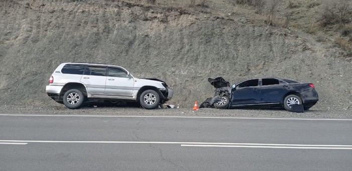 Land Cruiser выехал на встречку и снес Toyota Camry с туристами из Хакасии