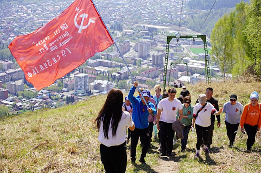 Руководители парламентских фракций совершили восхождение на Тугаю