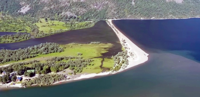 Песчаную косу на южном берегу Телецкого озера вернули в собственность государства