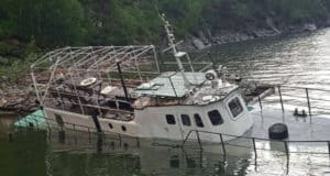 В Телецком озере обнаружено подтопленное судно