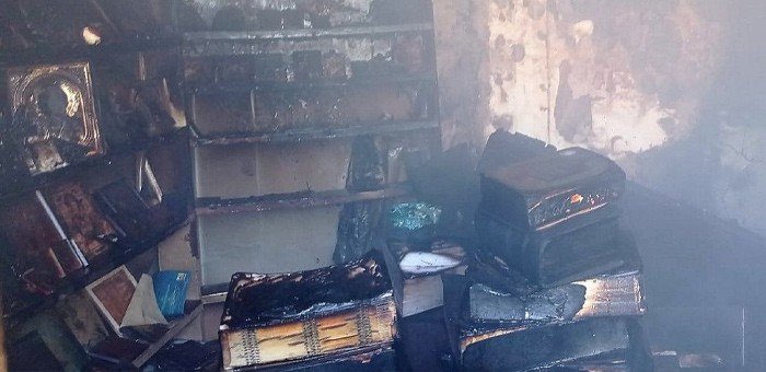 Богослужебные книги и иконы сгорели в пожаре в Усть-Коксе