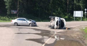 Автомобили столкнулись возле поворота на Озерное Автомобили столкнулись возле поворота на Озерное