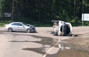 Автомобили столкнулись возле поворота на Озерное Автомобили столкнулись возле поворота на Озерное