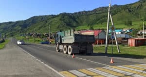 КАМАЗ «догнал» и стукнул иномарку в селе Камлак КАМАЗ «догнал» и стукнул иномарку в селе Камлак