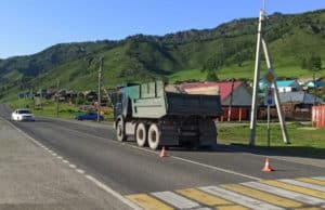 КАМАЗ «догнал» и стукнул иномарку в селе Камлак КАМАЗ «догнал» и стукнул иномарку в селе Камлак