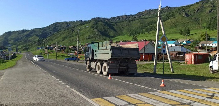 КАМАЗ «догнал» и стукнул иномарку в селе Камлак