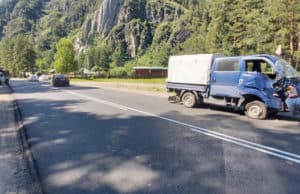 На Чемальском тракте столкнулись два грузовых автомобиля На Чемальском тракте столкнулись два грузовых автомобиля