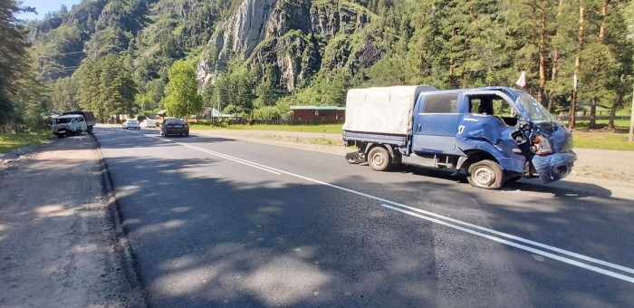 На Чемальском тракте столкнулись два грузовых автомобиля
