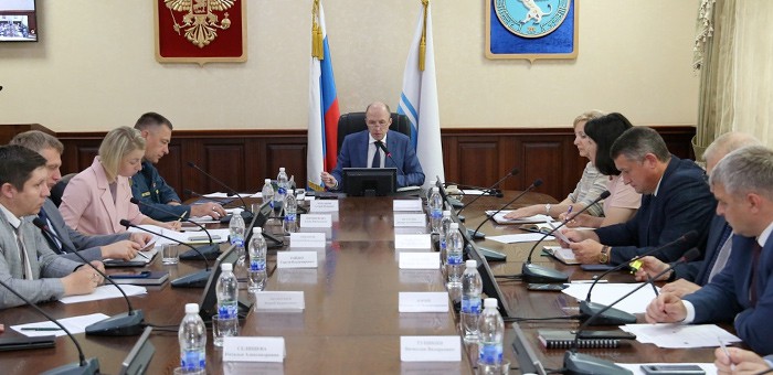 Глава республики провел совещание с руководителями районов и города
