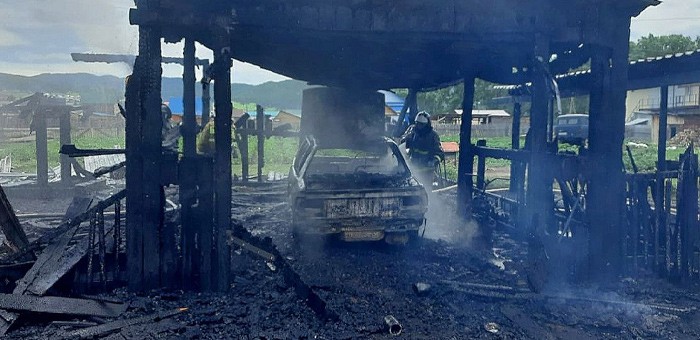 Автомобиль в гараже сгорел в Шебалино