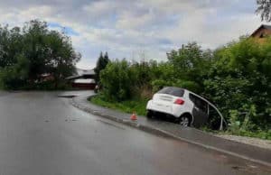 Нетрезвый водитель протаранил припаркованную машину и уехал в кювет