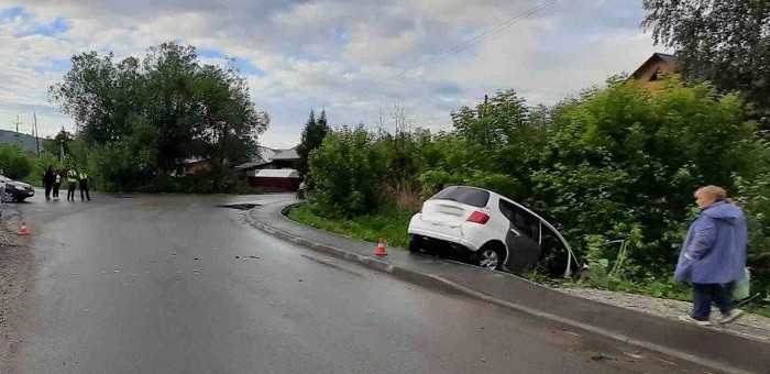 Нетрезвый водитель протаранил припаркованную машину и уехал в кювет
