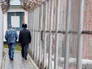 Бывший сотрудник колонии незаконно отпустил заключенного на побывку домой