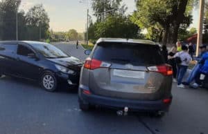 В Горно-Алтайске возле магазина «Парнас» столкнулись две иномарки