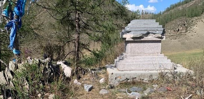 Полицейские нашли вандала, который разрушил субурган около Боочи