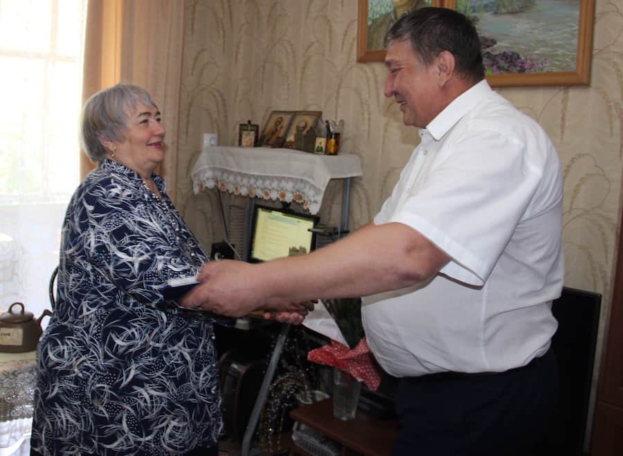 Памятная медаль Горно-Алтайска вручена ветерану педагогического труда