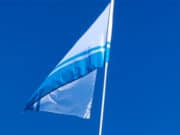 Туристы установили на горе около Чемала флаг Республики Алтай Туристы установили на горе около Чемала флаг Республики Алтай