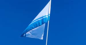 Туристы установили на горе около Чемала флаг Республики Алтай