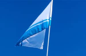 Туристы установили на горе около Чемала флаг Республики Алтай