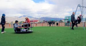 В Кош-Агаче обустроили новую детскую площадку