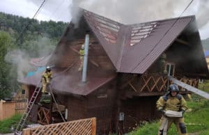 Пожар в жилом доме по улице Троценко потушили в Горно-Алтайске Пожар в жилом доме по улице Троценко потушили в Горно-Алтайске