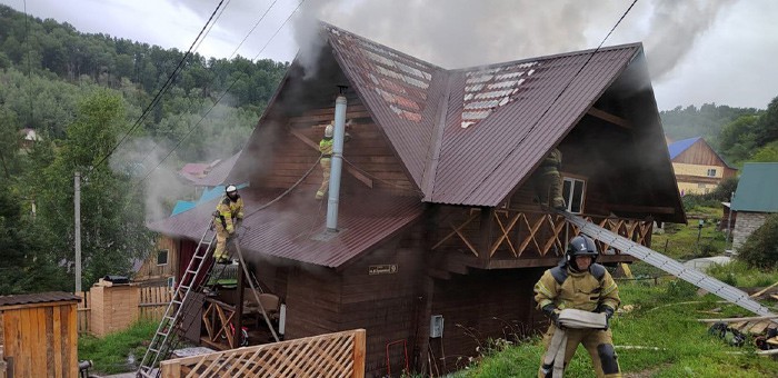 Пожар в жилом доме по улице Троценко потушили в Горно-Алтайске