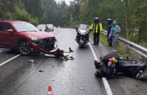 Автоледи чуть не погубила мотоциклистку Автоледи чуть не погубила мотоциклистку