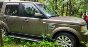 Туристка не справилась с Land Rover на Чуйском тракте и наехала на свою землячку Туристка не справилась с Land Rover на Чуйском тракте и наехала на свою землячку