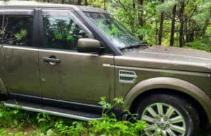 Туристка не справилась с Land Rover на Чуйском тракте и наехала на свою землячку Туристка не справилась с Land Rover на Чуйском тракте и наехала на свою землячку