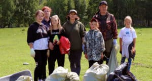 В Мараловодке волонтеры очистили берег Катуни В Мараловодке волонтеры очистили берег Катуни