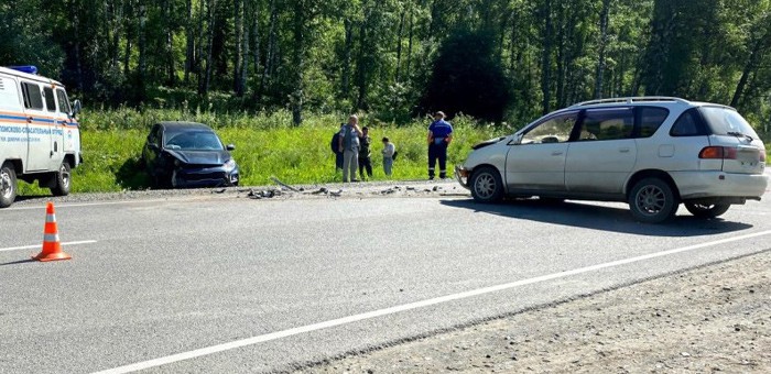 Две иномарки столкнулись на Чуйском тракте, в каждой машине пострадали дети