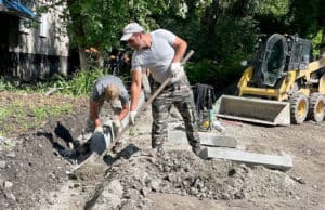 Еще один двор многоквартирного дома начали благоустраивать в Горно-Алтайске